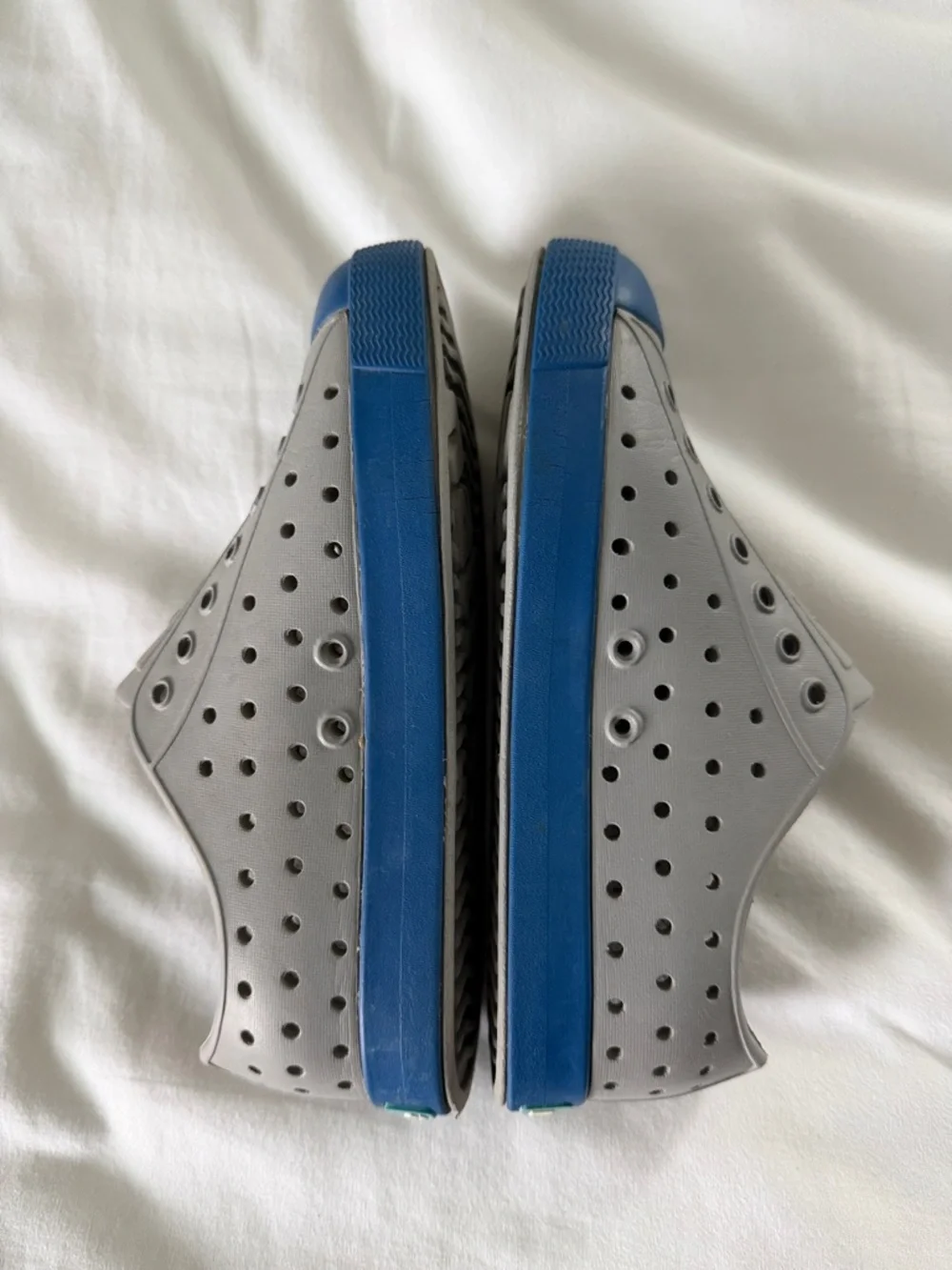Native Kids Jefferson Slip-On Shoe in Gray with Blue Size J1 - Picture 7 of 10